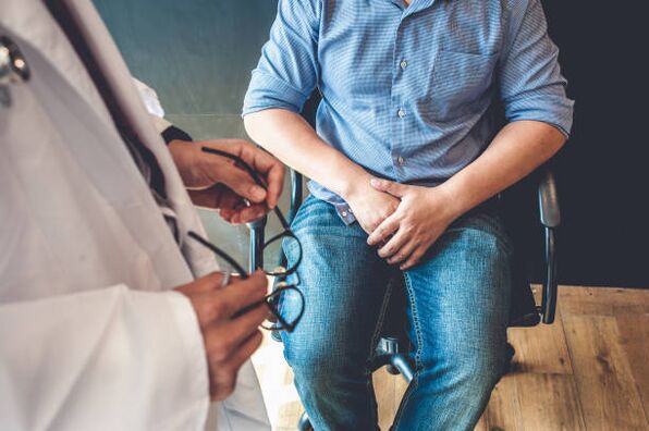 un uomo con sintomi di prostatite durante una visita dal medico