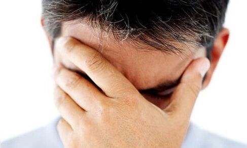 un uomo sta pensando di curare la prostatite
